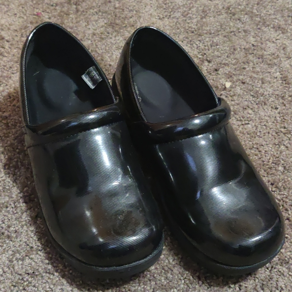 Slip resistant work shoes